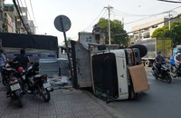 Xe tải lật ngang khi ôm cua, va vào người đi xe máy ở quận 6