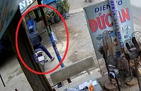Camera an ninh ghi cảnh trộm 'đá nóng' xe máy ở Bình Chánh