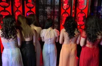 Tiếp viên ăn mặc thiếu vải phục vụ khách ở phòng VIP karaoke chui