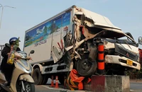 Ô tô tải mất phanh tông liên hoàn, 1 xe lao vào nhà dân ở quận 12