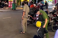 Hai thiếu nữ ở TP.HCM tông xe, chạy bộ bắt cướp giật
