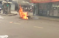 Xe đạp điện phát cháy khi đang chạy trên đường