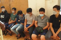 6 thanh niên ‘phòng chống tội phạm’ tự ý chặn xe người dân trên đường