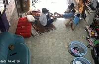 Người đàn ông lừa 3 đứa trẻ để vào nhà trộm điện thoại