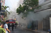 Người dân đạp cửa, cứu 4 người kẹt trong đám cháy ở quận 10