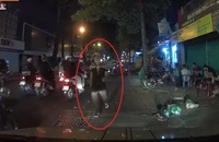 Đập cửa ô tô, xin tài xế xe công nghệ 20 ngàn mua cây kim