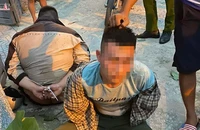 Dân vây bắt hai thanh niên chở theo súng điện tự chế, xác chó
