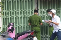 Con trai sát hại mẹ và gì ruột rồi ra cửa đứng