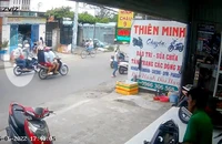 Cướp giật dây chuyền, cô gái may mắn giữ lại được