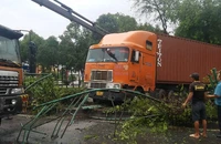 Xe container mất lái tông văng dải phân cách, Quốc lộ 1 kẹt cứng