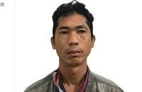 Đâm thương vong 2 cha con rồi leo mái nhà cố thủ