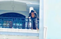 Ngáo đá, nhảy lầu rồi dùng tua vít chống đối cảnh sát