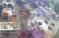 Côn đồ vào quán nhậu truy sát người rồi chôm luôn điện thoại