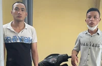Hai cô gái bị cướp giật iPhone đạp té trên đường Lũy Bán Bích