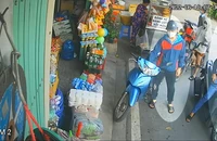 Trộm diễn cảnh mua nước, bẻ khóa lấy xe ở chốn đông người