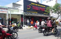 Người đàn ông tử vong trong tư thế treo cổ trong tiệm inox ở Bình Tân