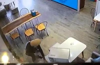 Người phụ nữ vờ giúp nhân viên quán nước để trộm điện thoại