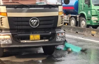 Đi giao hàng, người phụ nữ va chạm với xe tải, tử vong