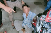 Dân vây bắt người đàn ông giật 2 sợi dây chuyền vàng