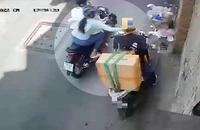 Đôi nam nữ giật iPhone của nữ shipper ở Gò Vấp