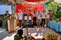 Một nhà có cháy, hàng xóm ngay lập tức chạy cứu