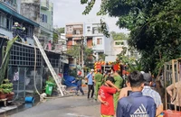 Cháy nhà vắng chủ, cảnh sát leo mái tôn dập lửa