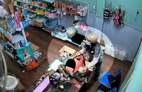 Người đàn ông dàn cảnh mua hàng, trộm tiền trong nháy mắt