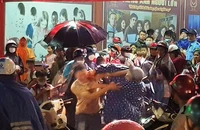 2 người đàn ông ‘nói chuyện bằng nắm đấm’ gây kẹt xe dữ dội