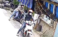 Trộm lấy xe ngay cửa nhà, hàng xóm coi camera phát hiện nhưng đã muộn