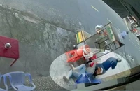 Cướp đi bộ vào nhà giật điện thoại khiến người phụ nữ ngã nhào
