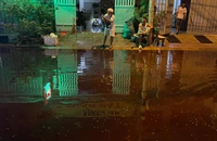 Nước đỏ như son, gây ngứa tràn vào nhà dân ở Tân Phú