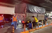 Xe tải nổ lốp sau khi đang chạy trong đường hầm sông Sài Gòn