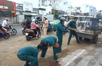 Người đi đường bị té do nhớt, CSGT và dân quân… dùng cát xử lý