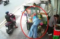 Người phụ nữ dàn cảnh mua 2 ly nước rồi lấy điện thoại trong vài giây