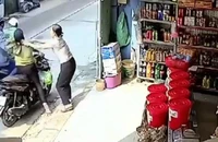 2 thanh niên trong 1 giây cướp giật điện thoại và dây chuyền ở Bình Tân