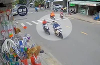 Cướp giật túi xách của cô gái ở ngã tư giữa ban ngày