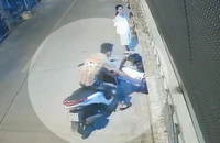 Thanh niên mua 2 thùng bia rồi bỏ chạy, ‘quên’ trả tiền