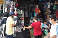Thấy cháy dữ dội cửa hàng quần áo, 1 cảnh sát xông vào cứu hỏa kịp thời