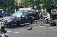 Ô tô hất văng 5 mét dải phân cách, tông ô tô khác ở Tân Phú