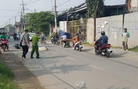 Xe máy loạng choạng ngã xuống đường, thanh niên bị xe tải cán chết