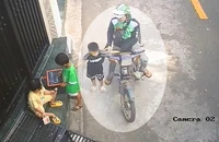 Chơi trên đường, bé trai 4 tuổi bị thanh niên lột vàng trên tay