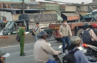 Băng qua Quốc lộ 1, người phụ nữ bị xe đầu kéo cuốn vào gầm