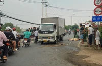 Đi xe máy tông trực diện xe tải, 2 người thương vong