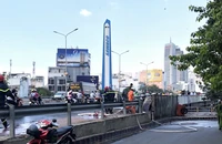Đường dây điện bên trong lan can cầu Điện Biên Phủ 1 cháy nổ dữ dội
