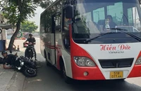 Công an quận 12 dựng lại hiện trường vụ 2 thanh niên đập phá xe khách 