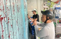 Tạt sơn đòi nợ xong phải xin lỗi, sơn lại cửa cho nạn nhân