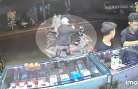 Mua điện thoại không trả tiền, chủ và khách đuổi theo không kịp