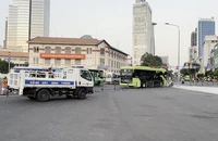 Va chạm với xe buýt điện, người đàn ông bị thương