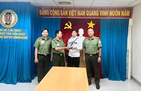 Khách đi máy bay quên ví chứa 80.000 yên ở nhà vệ sinh