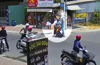 Người dân quân tự vệ vụt gậy vào đầu nam sinh 17 tuổi